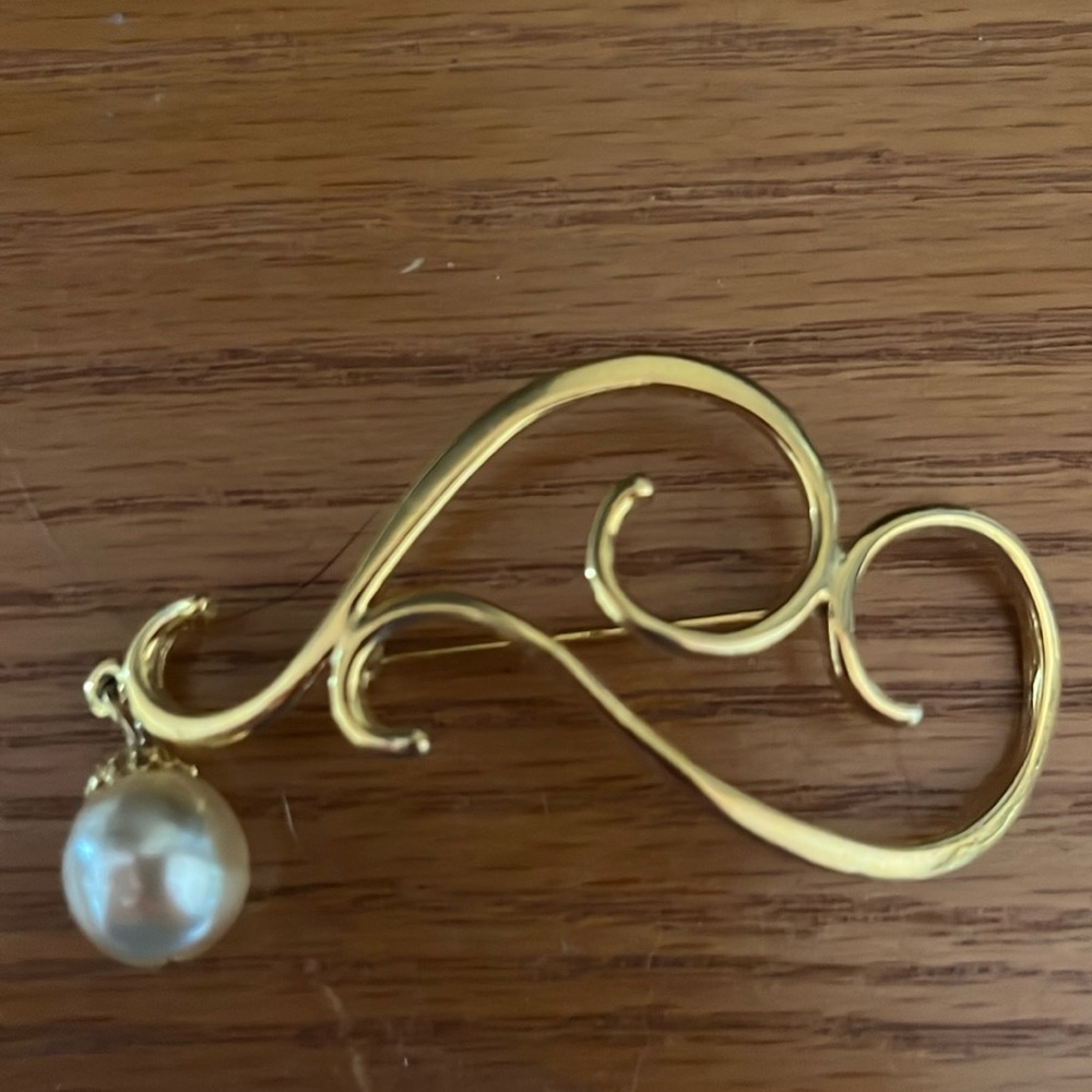 Beautiful gold Pin with Pearl
